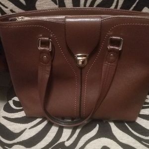 Mid size nice and roomy handbag